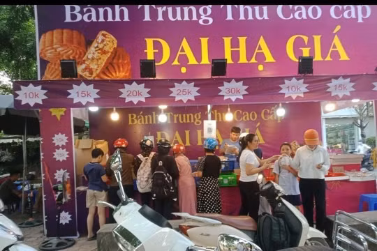 Hậu trung thu, quầy bánh ế đồng loạt hạ giá 'sập sàn'