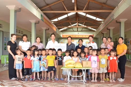 Hội Nhà báo Việt Nam trao quà hỗ trợ người dân vùng sạt lở đất tại huyện Bát Xát, Lào Cai