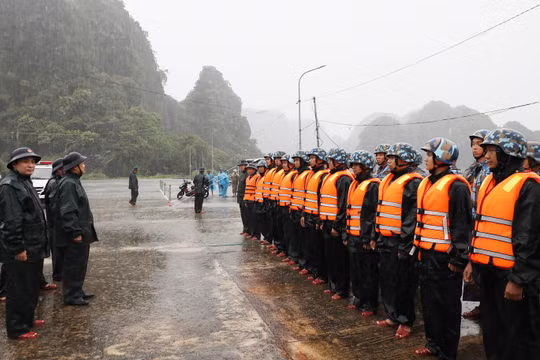 Quân đội huy động hơn 305.000 người ứng phó áp thấp nhiệt đới