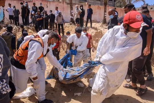 Tìm thấy gần 300 thi thể trong ngôi mộ tập thể ở bệnh viện Gaza