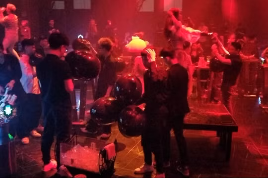Quán bar Aplus ngang nhiên kinh doanh "bóng cười"?