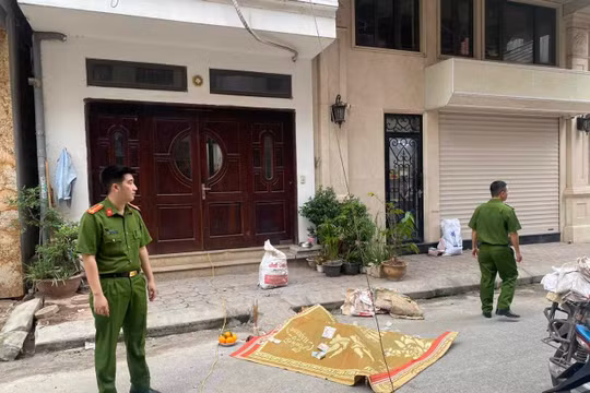 Hà Nội: Ngã từ tầng cao xuống đất, người đàn ông tử vong