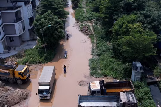 Hoài Đức (Hà Nội): Người dân vất vả lội nước trên đường dù trời đang nắng