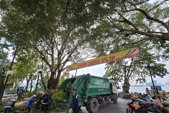 Hà Nội tập trung thu gom vận chuyển, xử lý rác sau cơn bão số 3