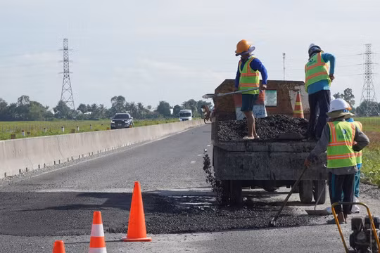 Vá ổ gà, bảo đảm lưu thông trên tuyến đường Lộ Tẻ - Rạch Sỏi