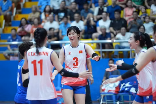 Đội tuyển bóng chuyền nữ thắng chật vật trận ra quân SEA V.League 2024