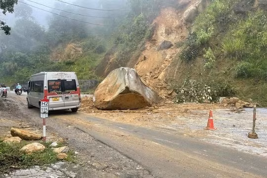 Cảnh báo nguy cơ đất đá sạt lở gây nguy hiểm trên Quốc lộ 4D Lào Cai đi Sa Pa
