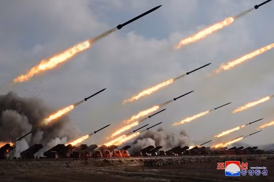 Ông Kim Jong Un chỉ đạo cuộc tập trận pháo binh lớn của Triều Tiên