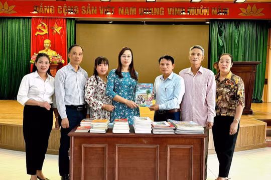 Hội Nhà báo tỉnh Vĩnh Phúc trao tặng ấn phẩm báo chí cho các Làng văn hóa kiểu mẫu