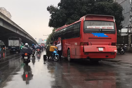 Chốt trực ngăn xe khách vi phạm trên đường Phạm Hùng, Phạm Văn Đồng
