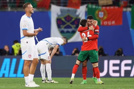 Ronaldo lập siêu kỷ lục, Bồ Đào Nha thắng nghẹt thở
