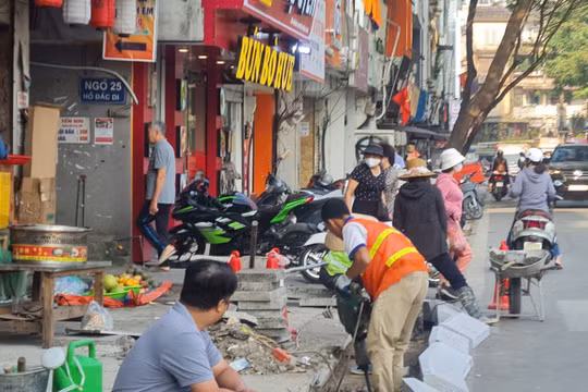 Vỉa hè nhiều tuyến đường tại Hà Nội lại được đào xới, thay đá mới