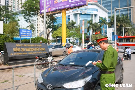Kiểm tra xử phạt lỗi dừng đỗ sai quy định khu vực bến xe Mỹ Đình