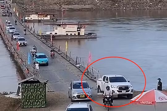 Phú Thọ: Ô tô bán tải vượt ẩu, lấn làn khi đi qua cầu phao Phong Châu