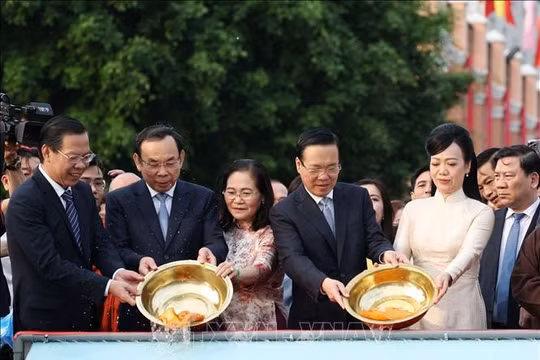 Chủ tịch nước cùng kiều bào dâng hương, thả cá tại Bến Nhà Rồng
