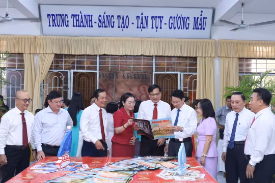 Khánh Hòa dành nhiều ấn phẩm báo Xuân tới quân và dân huyện Trường Sa