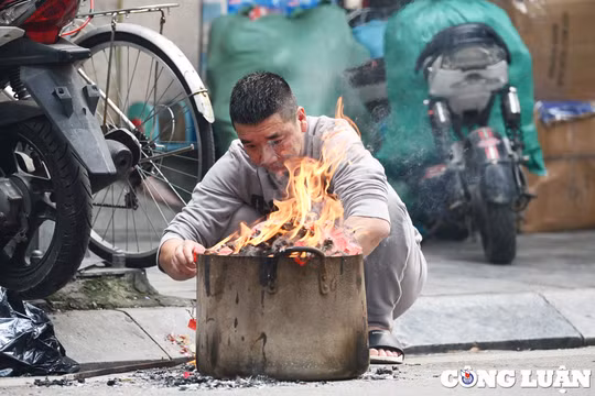 Nhiều tuyến phố Hà Nội "đỏ lửa" tiễn ông Công, ông Táo