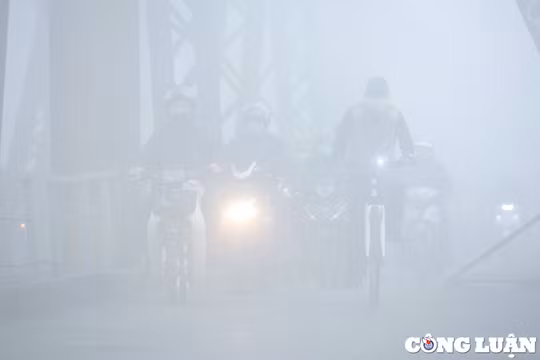 Hà Nội: Ngày ông Công, ông Táo sương mù “bao trùm” mọi nẻo đường