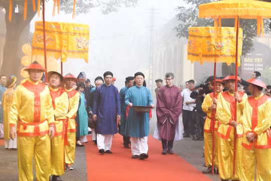 Dâng hương, thả cá chép vàng ở dòng sông cổ tại Hoàng thành Thăng Long