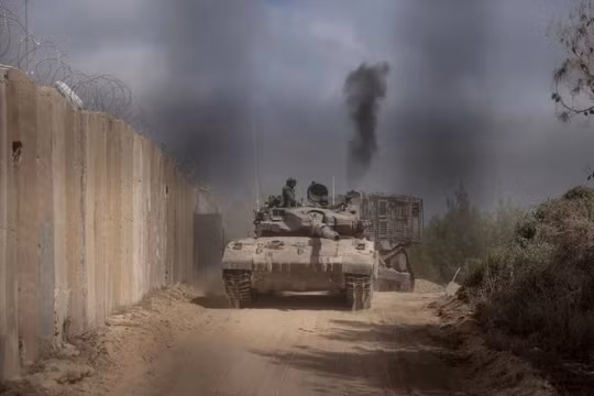 Xe tăng Israel húc đổ cổng căn cứ Liên hợp quốc ở Lebanon, các nước ngày càng bất bình