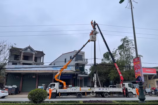 Công ty Điện lực Hà Tĩnh đồng bộ các giải pháp nâng cao chất lượng điện năng trong mùa nắng nóng 2024