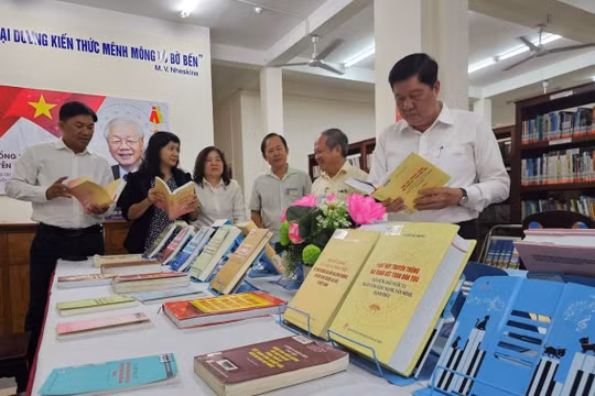 Trưng bày sách về Tổng Bí thư Nguyễn Phú Trọng