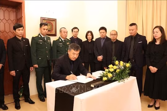 Bạn bè quốc tế và kiều bào tại Cộng hòa Séc đến viếng và ghi sổ tang tưởng nhớ Tổng Bí thư Nguyễn Phú Trọng