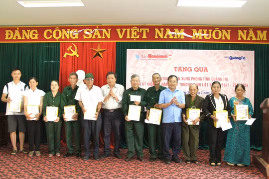 Báo Hà Nội Mới và Báo Quảng Trị tổ chức tặng quà cho cựu thanh niên xung phong