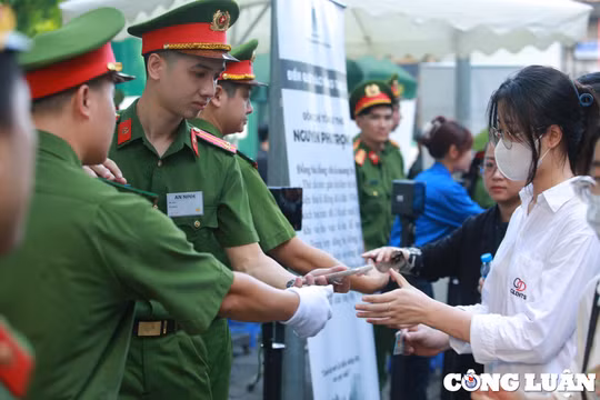 Dòng người tiếp tục nối dài, khóc nghẹn chờ vào viếng, tiễn biệt Tổng Bí thư Nguyễn Phú Trọng