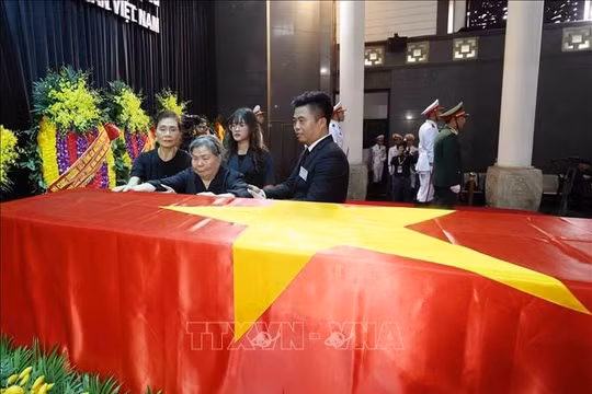 Xúc động hình ảnh cô giáo của Tổng Bí thư Nguyễn Phú Trọng khóc tiễn biệt người học trò ưu tú