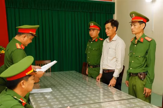 Bắt tạm giam một phó chủ tịch thị trấn ở Hậu Giang