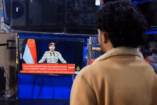 Houthi phóng hàng chục UAV tấn công tàu hàng và tàu chiến trên Biển Đỏ