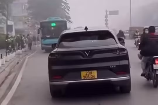 Hà Nội: Tài xế ô tô đi ngược chiều trên đường Minh Khai bị xử phạt