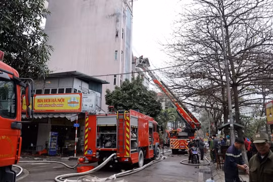 Hoàng Mai (Hà Nội): Cháy lớn tại cơ sở kinh doanh dịch vụ tiệc cưới, lan sang nhà bên cạnh