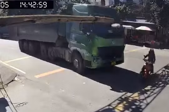 Xe tải tông xe máy, lao vào dãy ki-ốt bên đường khiến 4 người thương vong