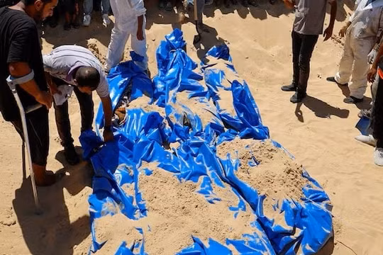 Người dân Gaza đau khổ tìm kiếm thi thể và mộ phần của người thân