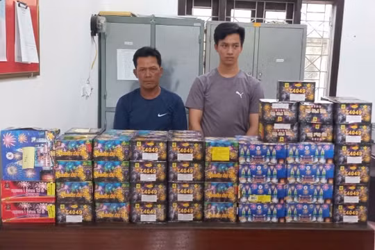 Bắt 2 đối tượng trong đường dây pháo lậu xuyên quốc gia, thu hơn 2 tạ pháo