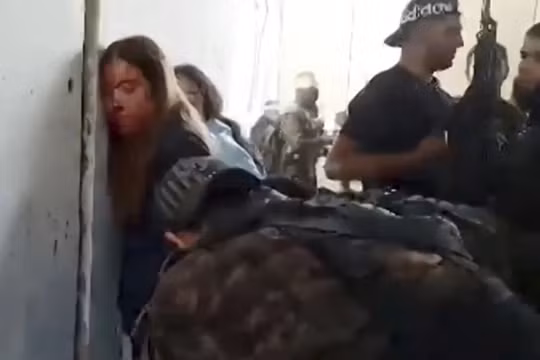 Gia đình con tin Israel công bố video các nữ quân nhân bị Hamas bắt giữ