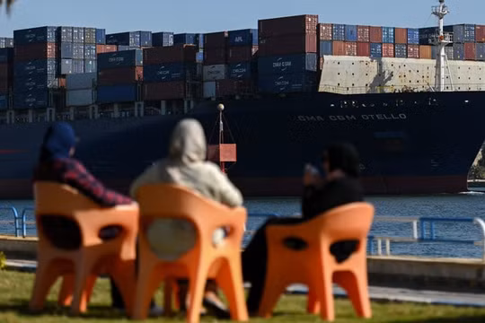 Phí vận chuyển hàng hóa từ châu Á đi châu Âu qua Biển Đỏ, kênh Suez tăng 300%