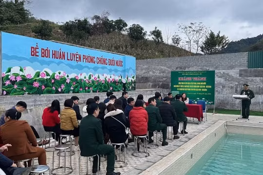 Biên phòng Lào Cai đưa vào sử dụng bể bơi huấn luyện phòng chống đuối nước cho trẻ em biên giới.