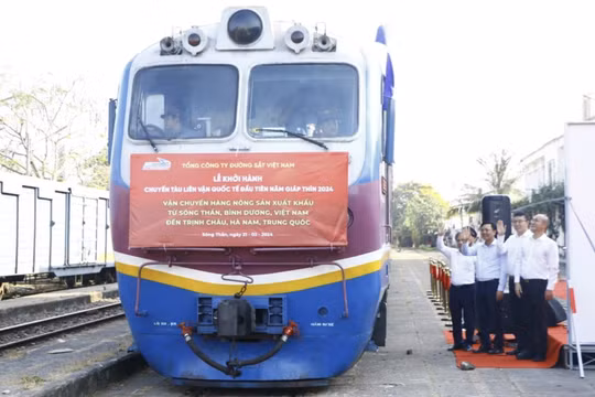 Đoàn tàu liên vận quốc tế đầu tiên của năm Giáp Thìn đã xuất phát từ ga Sóng Thần