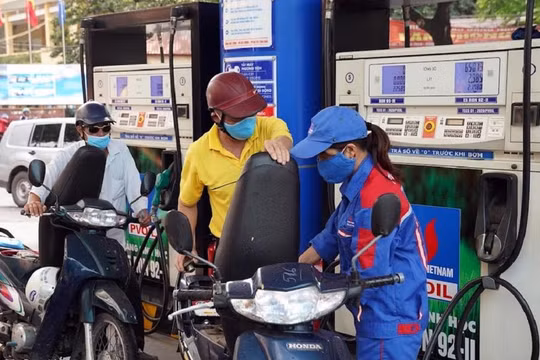 Giá xăng E5 tăng 291 đồng/lít, giá xăng RON95 giảm nhẹ