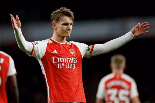 Arsenal trở lại ngôi nhất bảng sau chiến thắng dễ dàng trước Luton