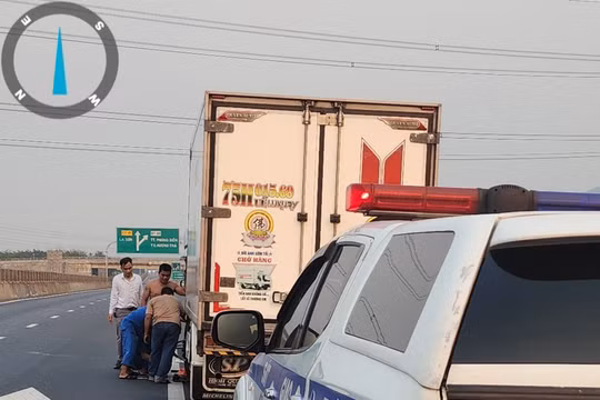 Cảnh sát giao thông hỗ trợ nhiều ô tô nổ lốp do nắng nóng
