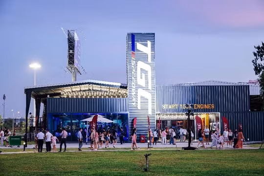 Hàng nghìn người dân thành phố đổ về The Global City, tâm điểm vui chơi, giải trí mới của TP.HCM