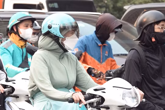 Người dân Hà Nội quay cuồng trong đợt nắng nóng đầu mùa