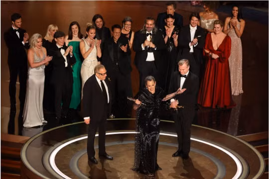 Tác phẩm 'Oppenheimer' và 'Poor Things' càn quét giải Oscar 2024