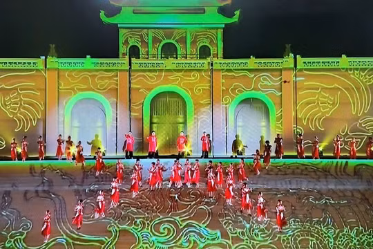 Khai mạc Festival Ninh Bình lần thứ III: Tỏa sáng 'Dòng chảy di sản' giữa lòng Cố đô Hoa Lư