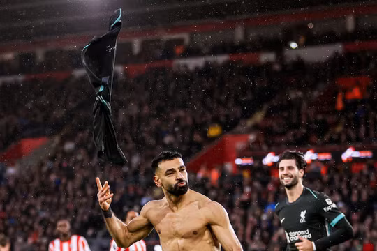 Liverpool thắng kịch tính Southampton, Man Utd rơi điểm trước Ipswich