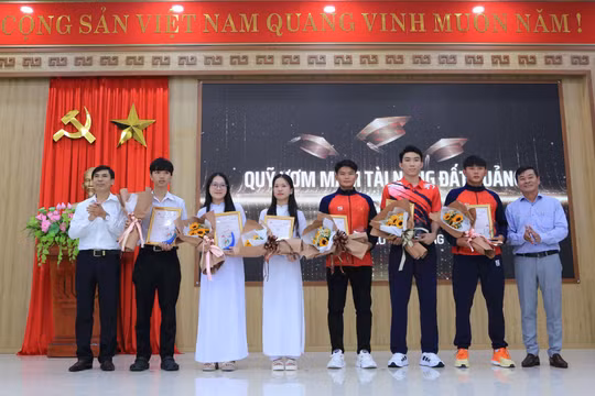 Quỹ ươm mầm tài năng đất Quảng - Báo Quảng Nam trao thưởng cho 20 gương mặt trẻ xuất sắc tiêu biểu